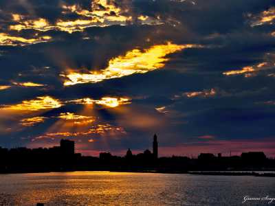 Al tramonto segue il crepuscolo: il sole � ormai sotto l'orizzonte ma la sua luce dai toni caldi, rossi, violacei e dorati si diffonde ancora nel cielo....(foto di Gianni Scagliola)